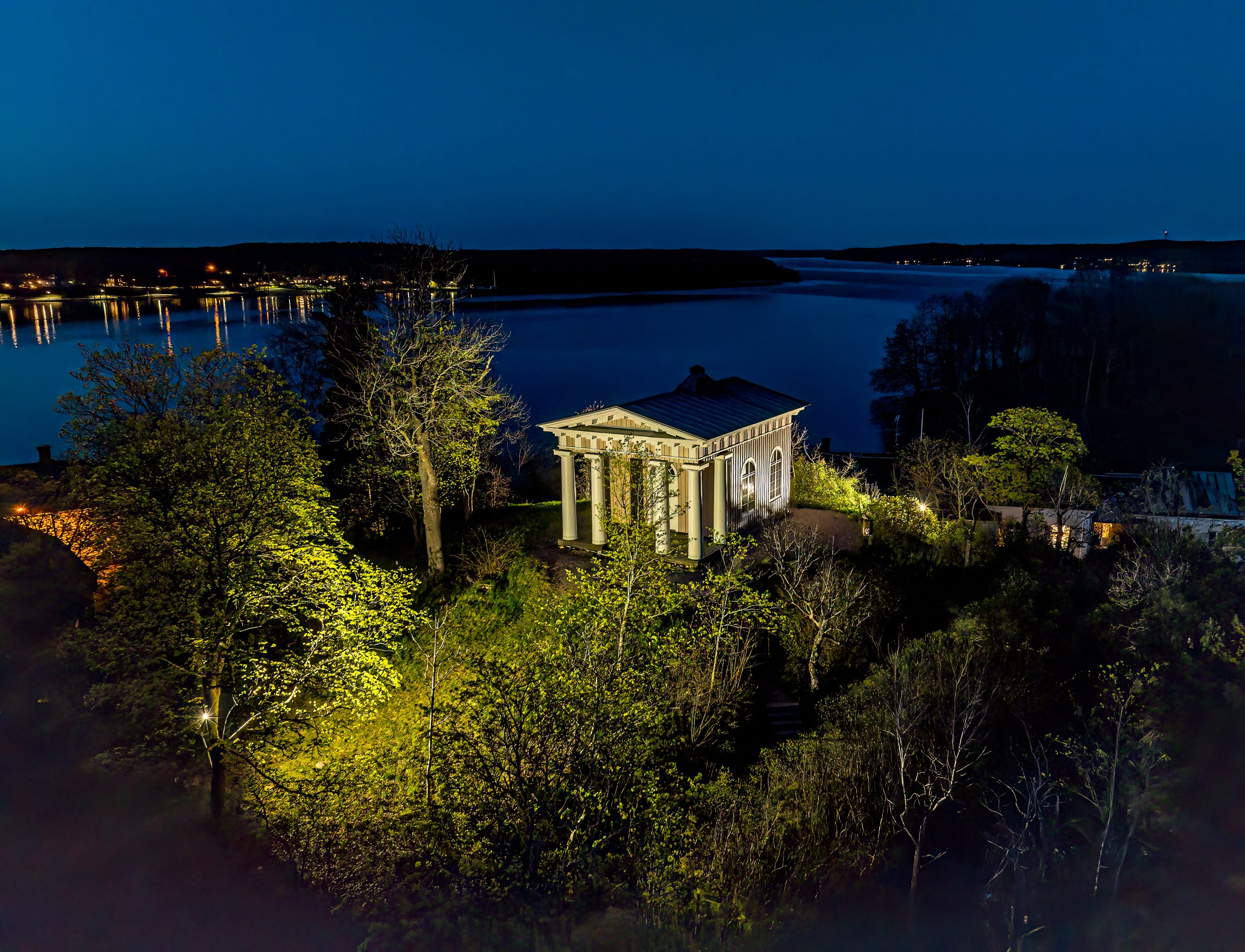Flygfoto över Ekotemplet i nattljus Högupplöst flygfoto över Ekotemplet taget i nattljus.