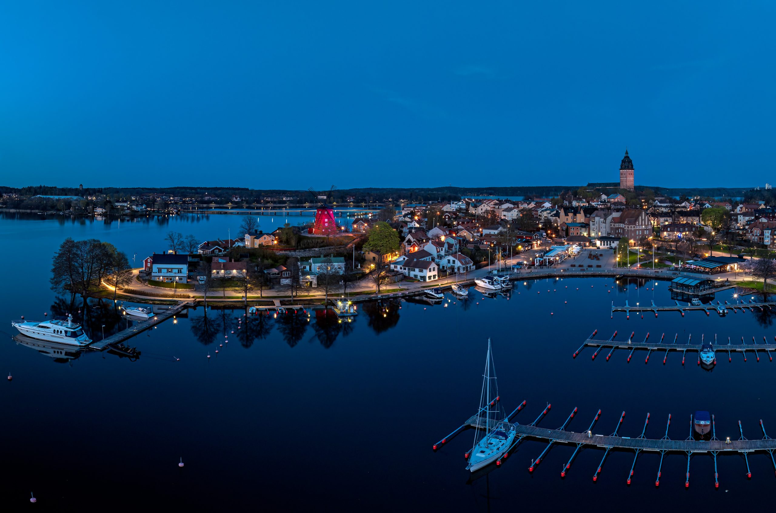 Kvällsbild över Västerviken Högupplöst flygfoto över Västerviken i kvällsljus taget med drönare.
