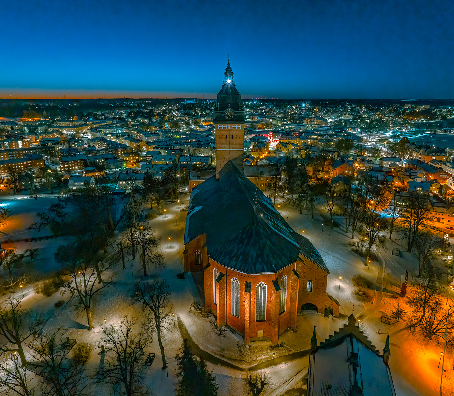 Flygfoto över Strängnäs domkyrka vintertid Flygfoto över Strängnäs domkyrka under vinterkväll.