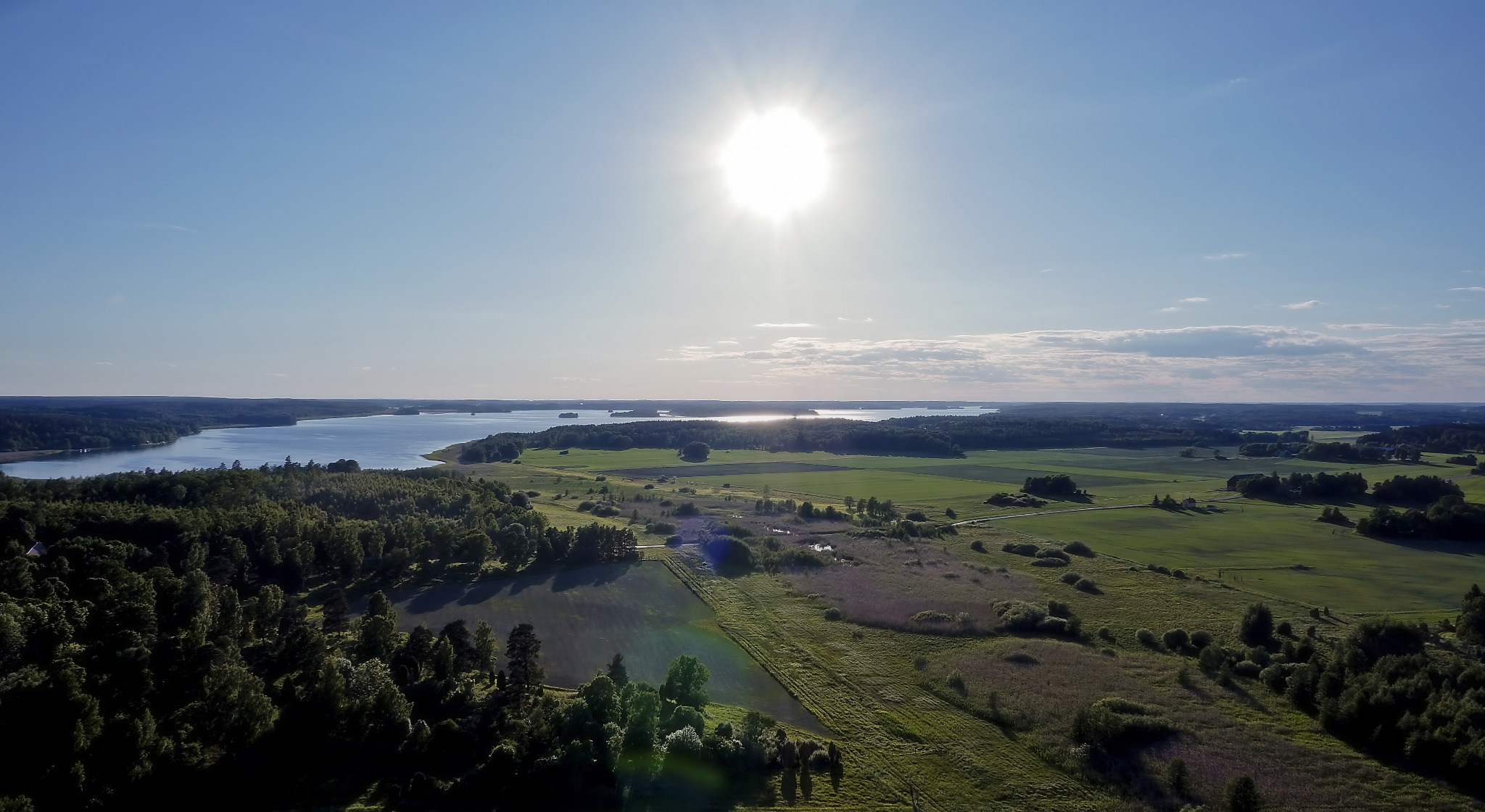Flygfoto över landskap vid Näsbyholm Högupplöst flygfoto över landskapet vid Näsbyholm med sjö, åkermark och skog.