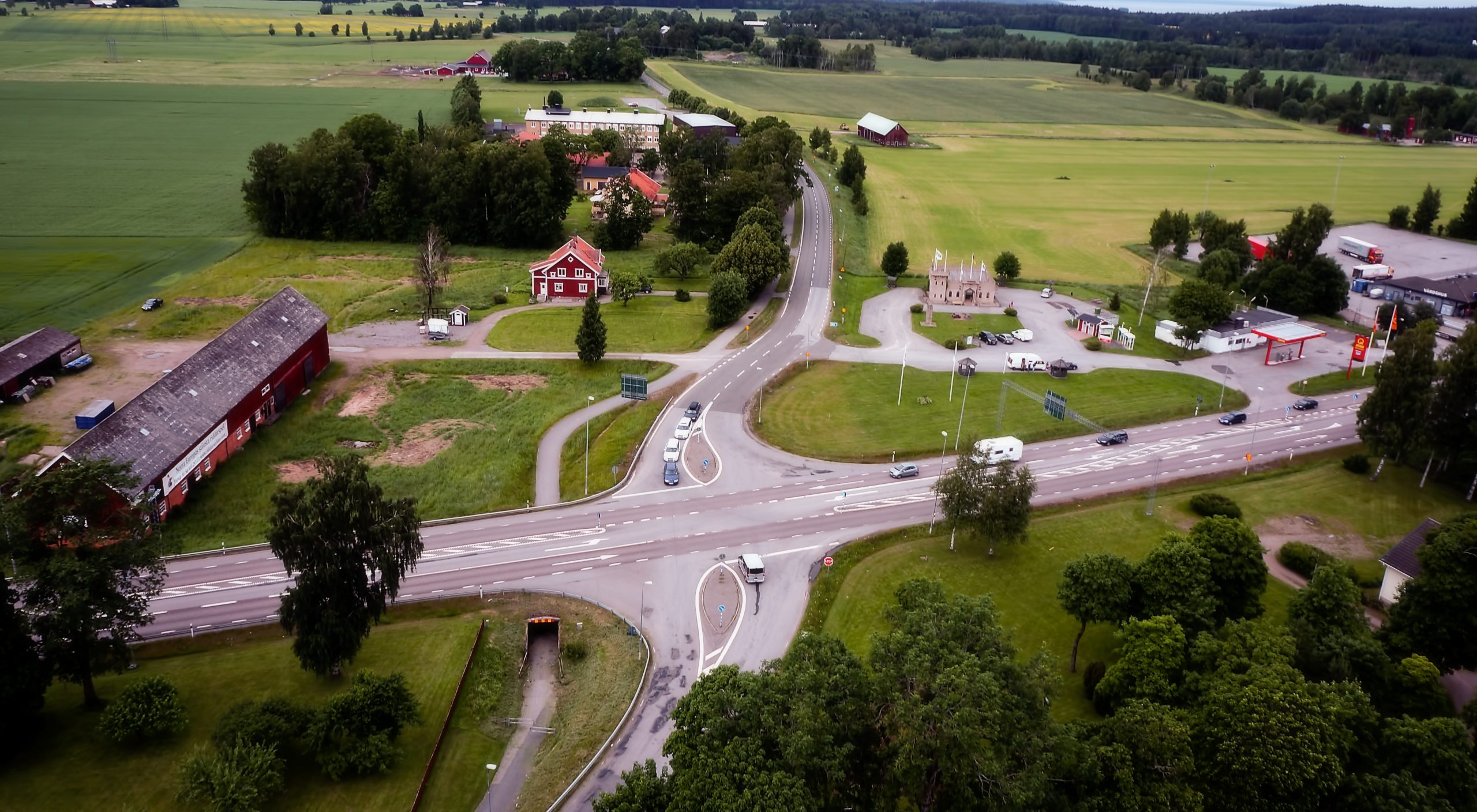 Flygfoto över gamla E20-korsningen i Hova Högupplöst flygfoto över den gamla E20-korsningen i Hova.