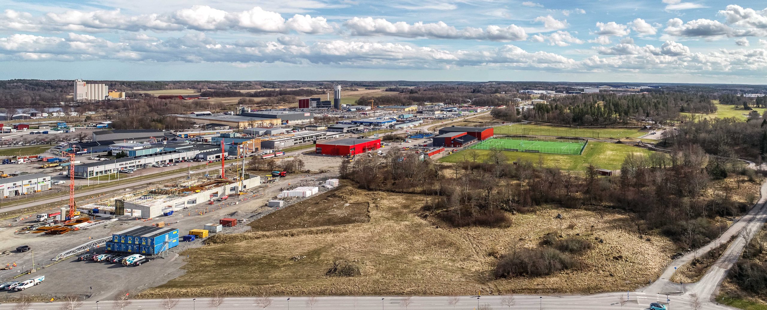 Flygfoto över Larslunda IP under uppbyggnaden av badhuset Högupplöst flygfoto över Larslunda IP under byggnationen av det nya badhuset.