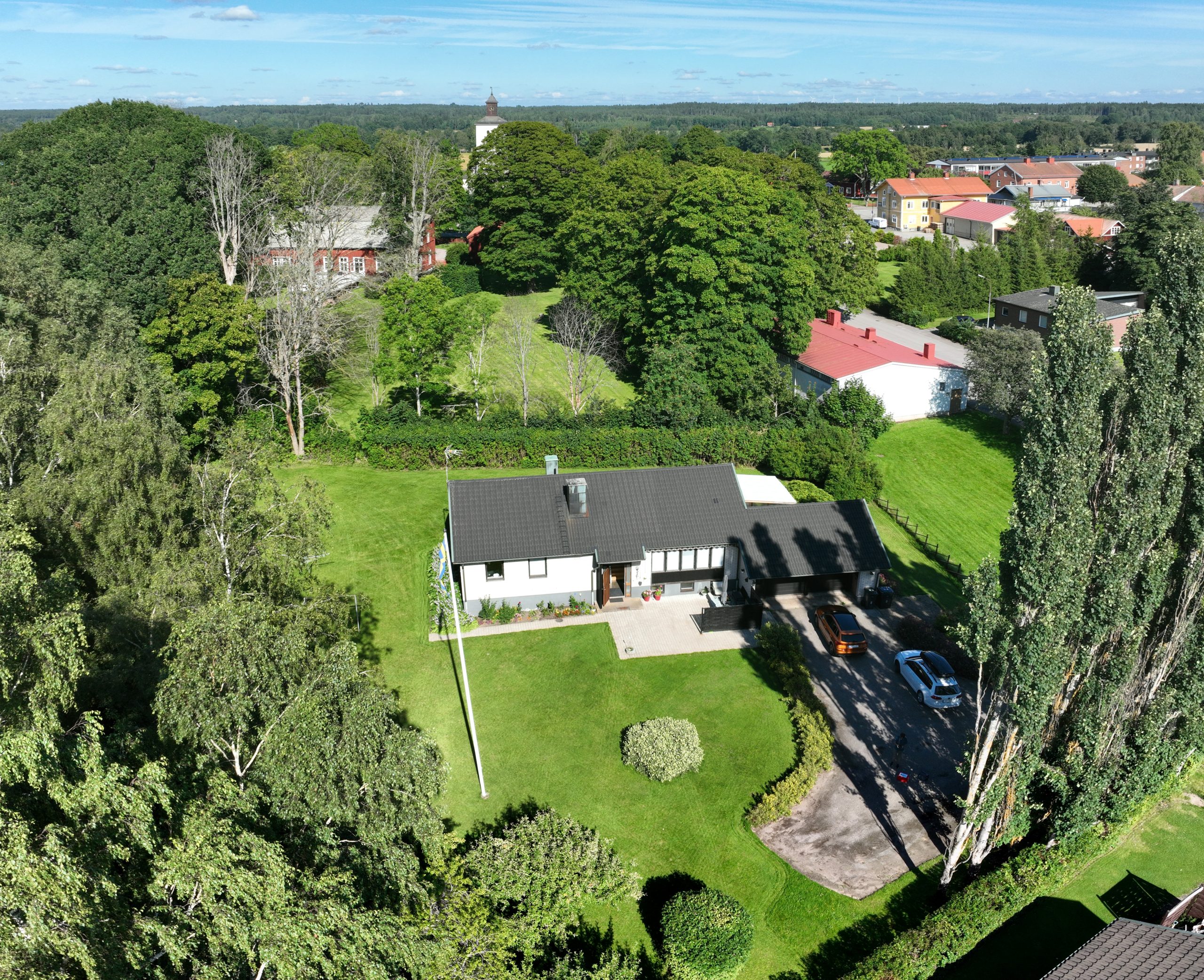Flygfoto över bostadshus Högupplöst flygfoto över bostadshus och tomt.